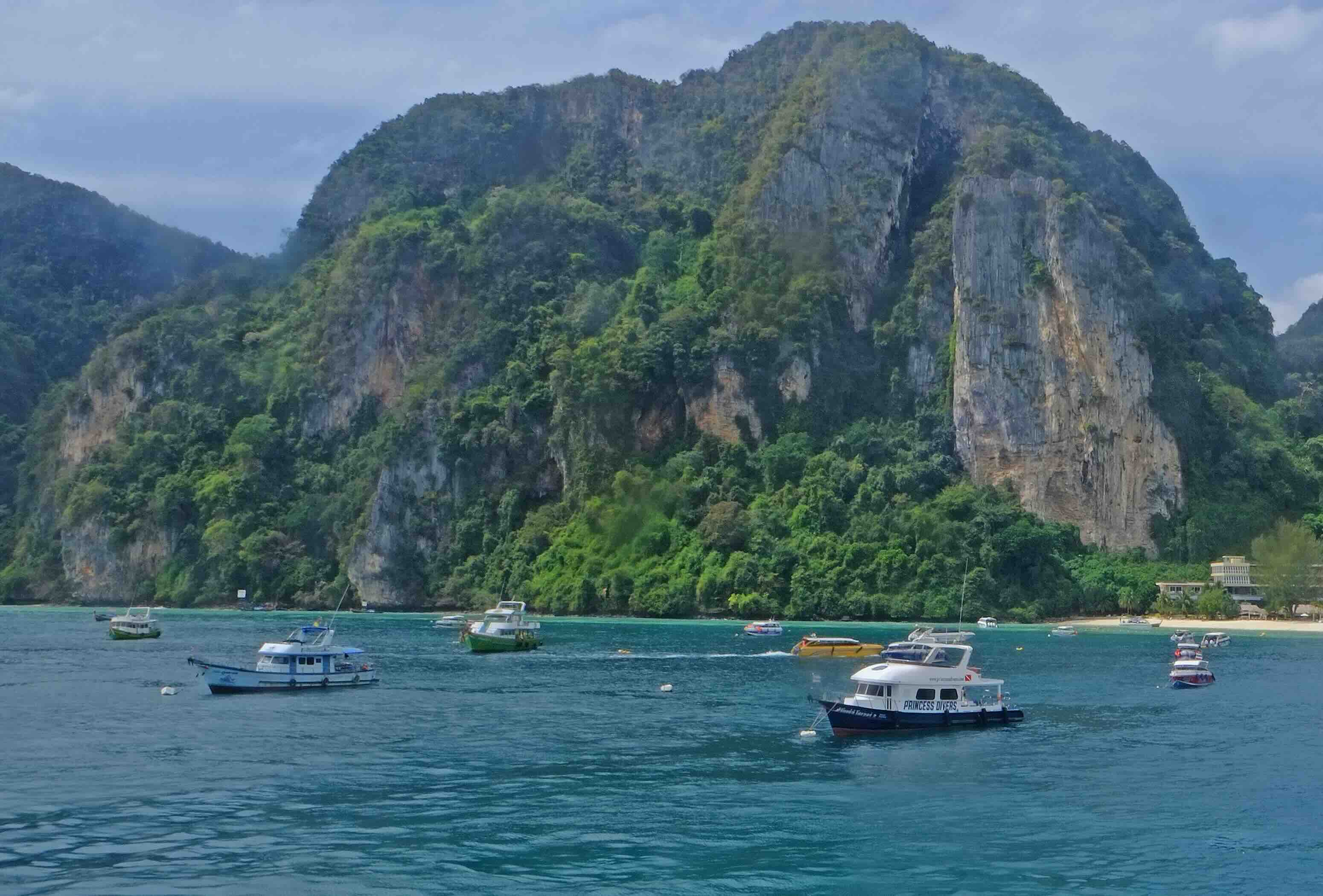 From Krabi to the Phi Phi Islands: Ferry vs. Speedboat