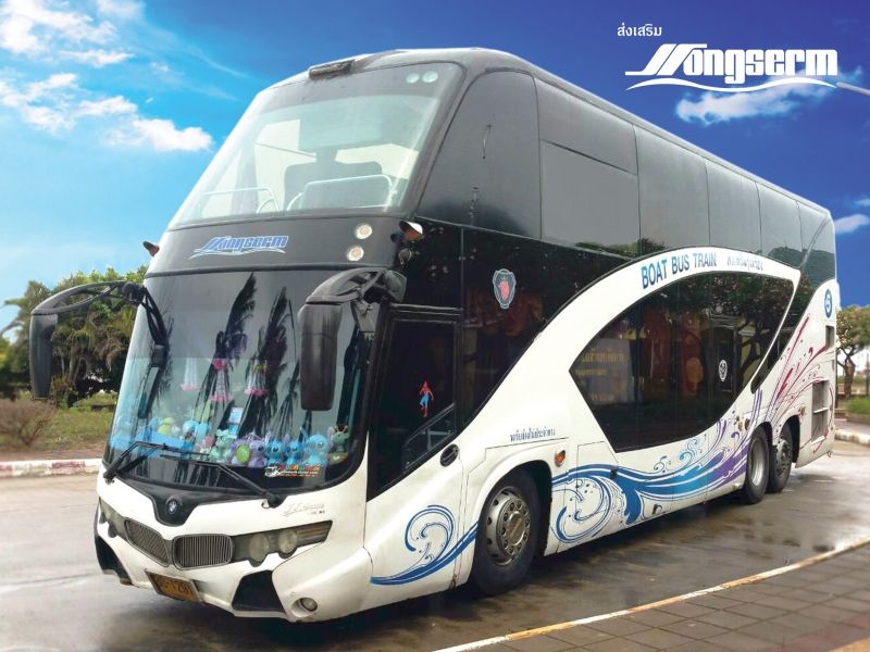 푸른 하늘 아래 아스팔트에 주차된 파란 파도 그래픽과 "Boat Bus Train" 글자의 흰색 2층 송섬 코치